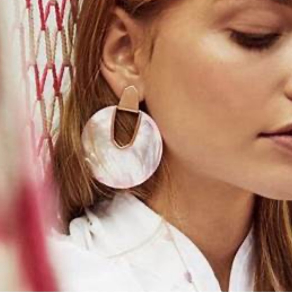 Kendra Scott Diane statement earrings in Ivory Pearl